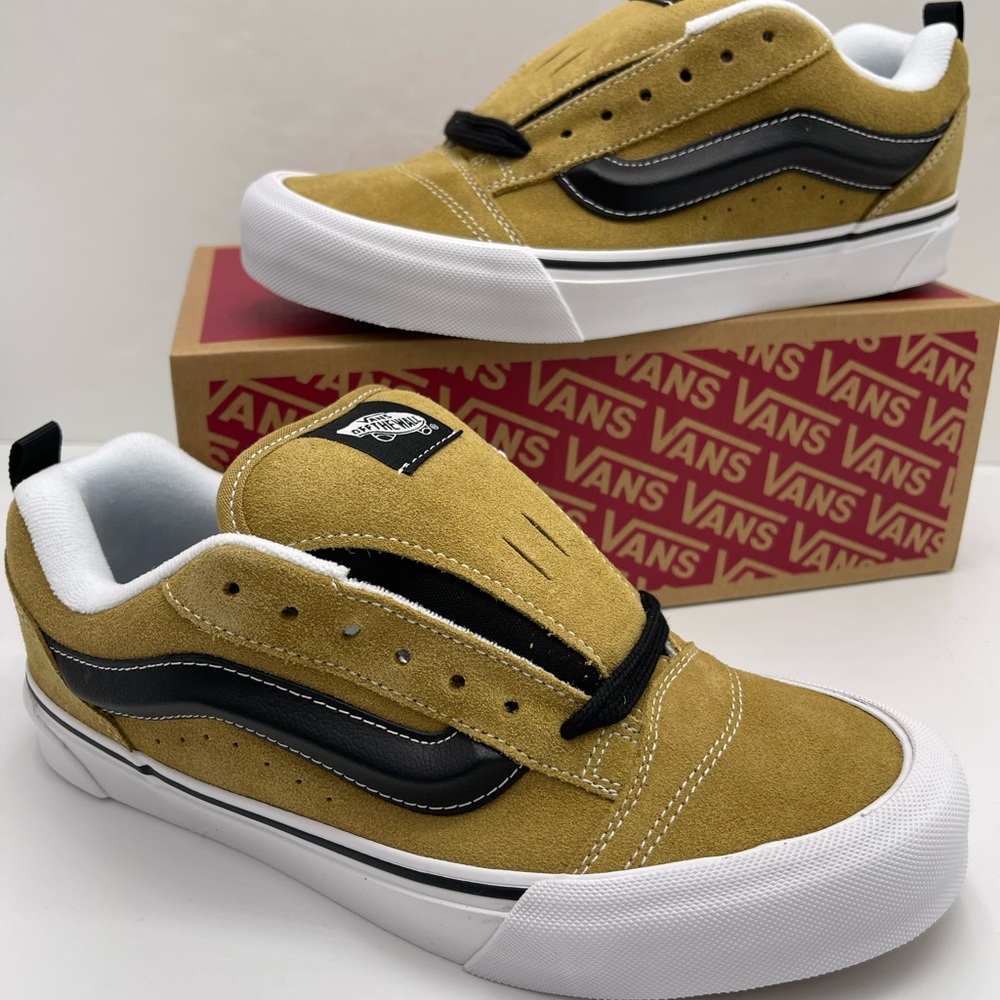 Vans WMNS Ochre and Black Skate Knu Skool
Suede Antelope
VN0009QC5QJ Sneakers